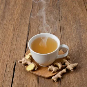 Świeżo zaparzone espresso z gęstą cremą w ceramicznej filiżance oraz ziarna kawy w przytulnej kawiarni.