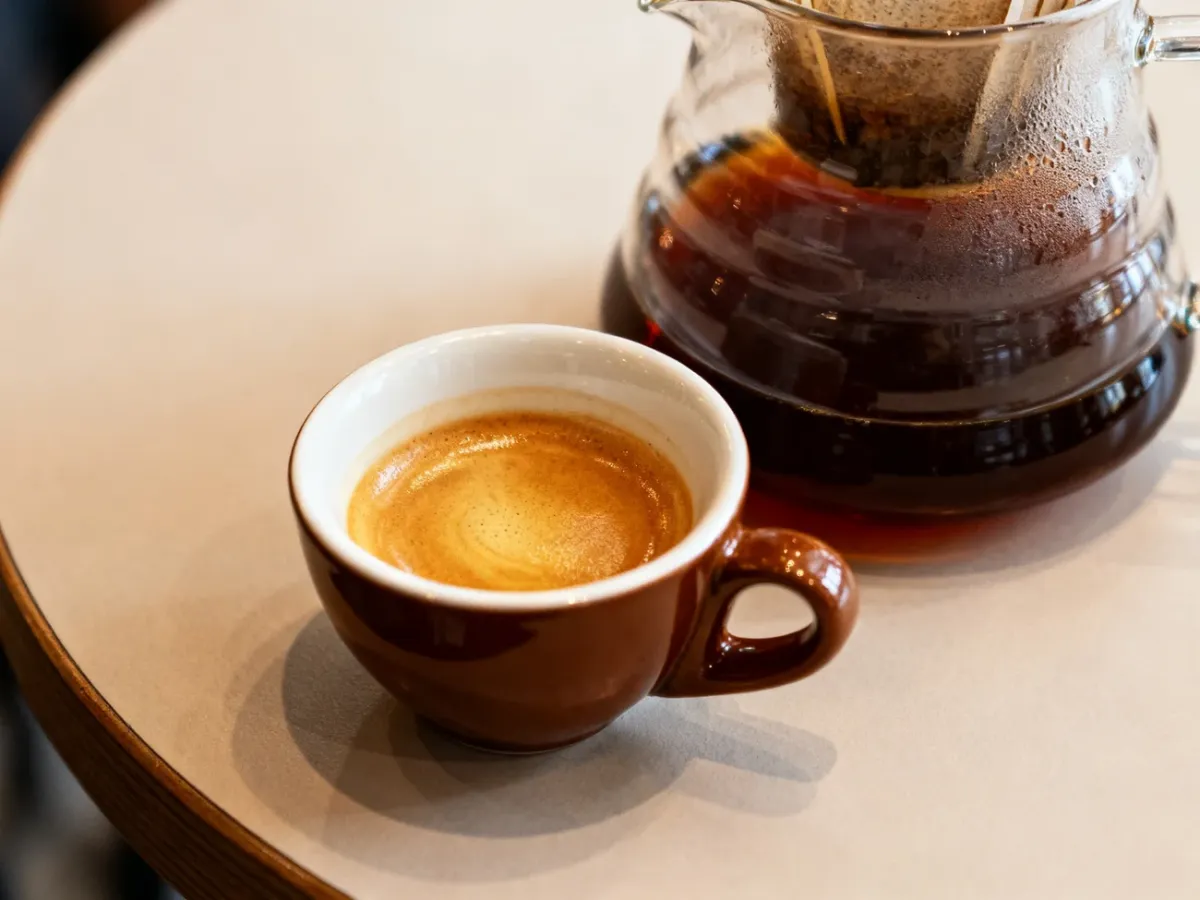 Mała filiżanka espresso i duży kubek kawy przelewowej