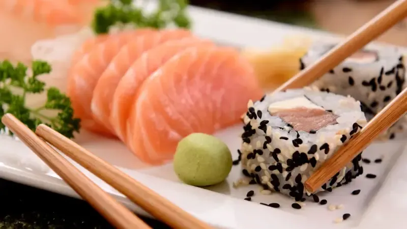 Jakie rodzaje sushi warto spróbować, będąc początkującym smakoszem?